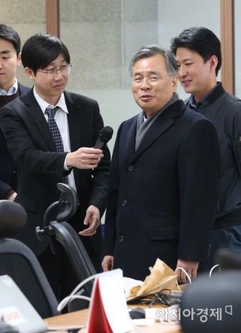 [포토]취재진과 인사하는 박영수 특별검사