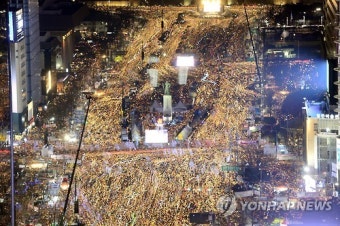 서울 광화문서 윤석열 대통령 탄핵 찬반 집회 동시 개최, 탄핵 관련 활동 계속되며 도로 통제 상황 확인 중