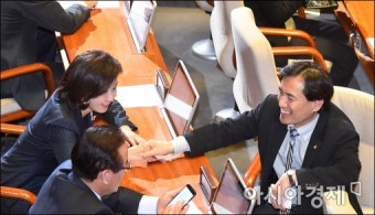 [포토]김진태 의원 악수 거부한 나경원 의원