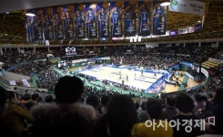 [포토]농구팬으로 가득 찬 군산 월명체육관
