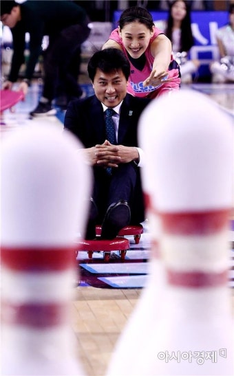 [포토]강이슬 '감독님, 스트라이크 부탁해요'