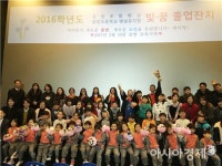 영화관에서 펼쳐진 농촌의 작은 초등학교 특별한 졸업식