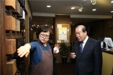 [포토]박홍섭 마포구청장, 동교동 옻칠갤러리 방문