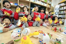 [포토]광주북구 시화문화관, 재활용 활용 장갑닭만들기