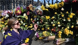 [포토]영면하소서 英의사당 담장 물들인 노란꽃