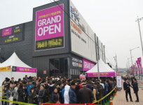 31일 모델하우스 오픈한 고덕 제일풍경채 센트럴  상반기 마지막 기대감에 견본주택 대기줄로 북적