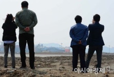 [포토]세월호 바라보는 시민들