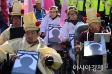 한국중증장애인연합회사업본부 | [포토]장애인단체, 장미 꽂고 행진