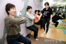 [포토]광주시 동구, 건강아파트 맞춤형 요가프로그램 실시