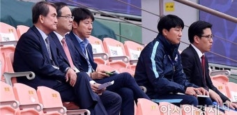 [포토]잉글랜드-기니 경기 지켜보는 신태용 감독