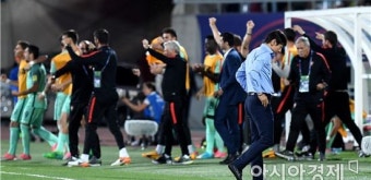 [포토]고개 숙인 신태용 감독, '8강 좌절'