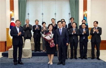 문재인 대통령, 김동연 경제부총리 임명장 수여
