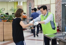 유덕열 동대문구청장, 직원 배식봉사로 민선6기 3주년 시작