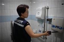 공중화장실 몰래카메라 설치, 5년 이하 징역