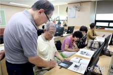 [포토]광주 동구 정보화교실, 휴대폰 활용능력 향상