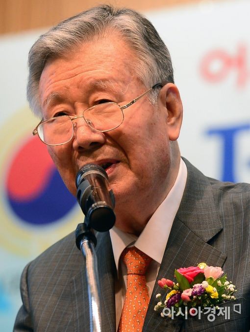 부영그룹 회장 이중근, 노인 연령 65세→75세 상향 제안에 1조1800억원 기부 및 복지 제도 도입!