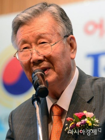 [포토]취임사하는 이중근 대한노인회장