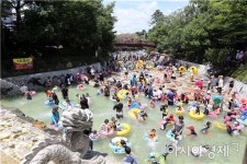 [포토]영암 기찬랜드 피서객 북적~수질 최고