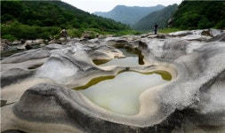 [여행만리]억겁이 빚은 바위곡선, 회색물결 춤 춘다