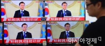 [포토]문 대통령 취임 100일 기자회견에 시선집중!