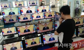 [포토]문 대통령 취임 기자회견 시청하는 시민들