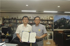 [포토]김성환 노원구청장, 공릉동 버스 승차대 기증 받아