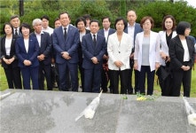 윤장현 광주시장, 추미애 대표와 망월 묘역 참배