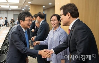 [포토]유승민 의원과 인사 나누는 최종구 위원장