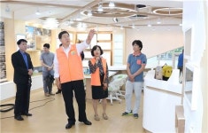 [포토]조길형 영등포구청장, 영등포관광정보센터 점검