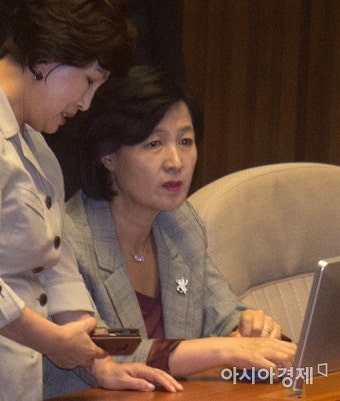 [포토]전혜숙 의원과 이야기 나누는 추미애 대표