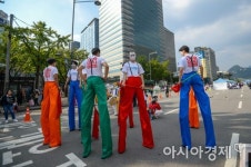 [포토]세종로에 나타난 키다리아저씨