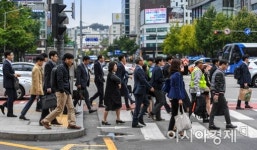 [포토]외투 입고 출근길 나선 직장인들