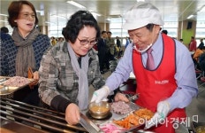 윤장현 광주시장, 빛고을노인건강타운 배식봉사