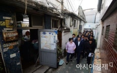 [포토]창신동 쪽방촌 찾은 박원순 시장