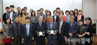 전남대 박광순·김춘섭 명예교수,  평생 모은 책 1만권 도서관에 기증