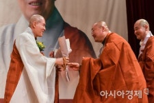 [포토]꽃다발 받는 자승 총무원장