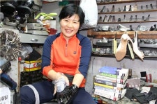 관악구청 앞 구두수선 부부 한달에 책 20권 읽는 사연?