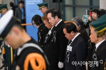 [포토] 독립유공자 유해 영접 나선 이낙연 국무총리