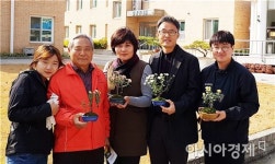 함평군 ‘대한민국 국화동호회’노인복지시설에 국화 기증