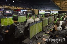 [지스타]둘째날도 밤샘 대기…PC 신작 체험 행렬 인산인해