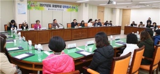 [포토]광주 동구, 돌봄이웃 자녀 장학금 전달