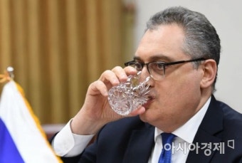 [포토] 물마시는 모르굴로프 러시아 외교부 아태차관