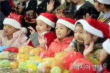 [포토]광주 북구 중흥3동, 동전모금함 개봉식