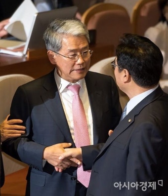 [포토] 본회의장에서 만난 우원식-김동철