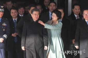 [포토]문재인 대통령 옷매무새 고쳐주는 김정숙 여사