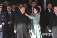 [포토]문재인 대통령 옷매무새 고쳐주는 김정숙 여사
