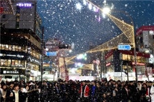 눈 내리는 신촌 연세로에서 미리 크리스마스 만끽