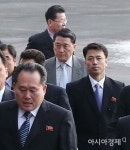 [포토]평화의 집 이동하는 맹경일 통일전선부 부부장