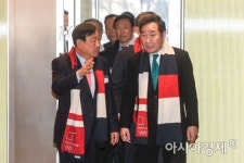 [포토] 의견 나누는 이낙연 총리-이희범 위원장