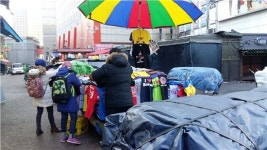 한파·대설에 얼어붙은 소비…재래시장·노점상 경기 불황보다 더 무서운 게 한파